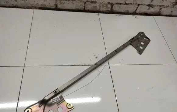 Engine mounting bracket