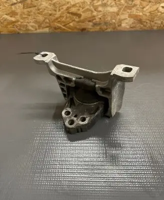 Ford Focus Engine mount bracket