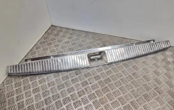 Trunk/boot sill cover protection