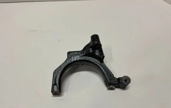 Volkswagen PASSAT B8 Engine mounting bracket 04L425