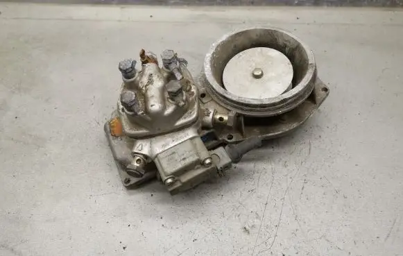 Audi 80 90 B3 Fuel distributor 0438121011 026133353 0438101005