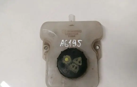 Mazda 5 Brake fluid reservoir c23643550