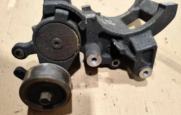 Toyota Land Cruiser (J120) A/C compressor mount bracket 