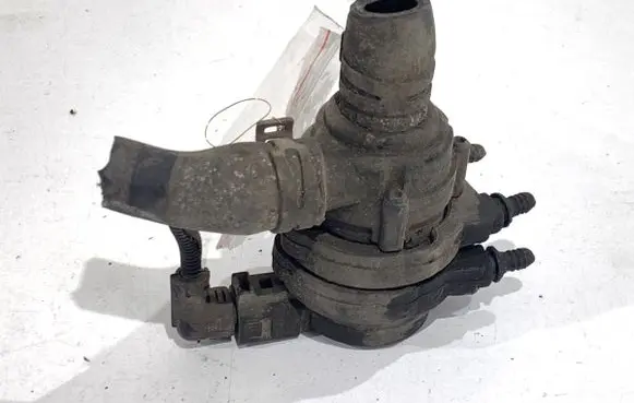 Volkswagen Touareg I Oil filter mounting bracket 