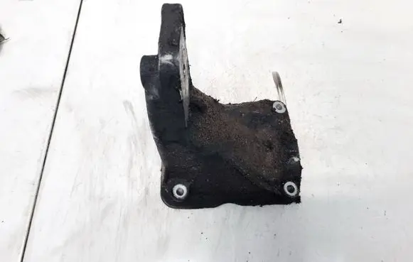 Engine mounting bracket