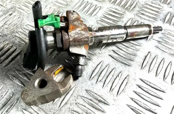 Volvo V40 Fuel injector 9802448680