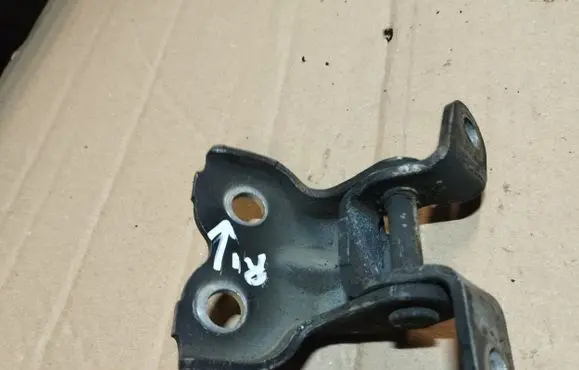 Toyota Avensis T250 Front door lower hinge 