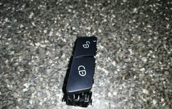 Mercedes-Benz E W212 Central locking switch button A2049058502