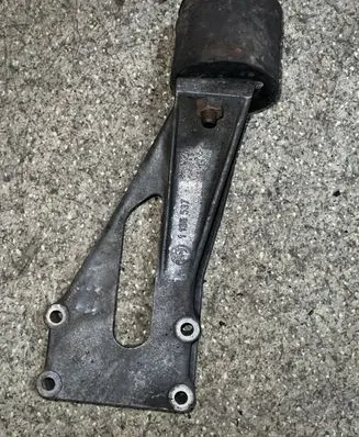 BMW 5 E34 Engine mounting bracket 1136537