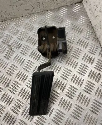 Chrysler Voyager Accelerator throttle pedal 04612742 C1H10AM1078807