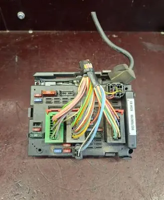 Peugeot 206+ Fuse module 9657608780 84667512
