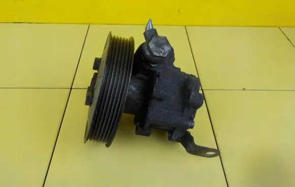 BMW X1 E84 Power steering pump 678045902 N47D20C