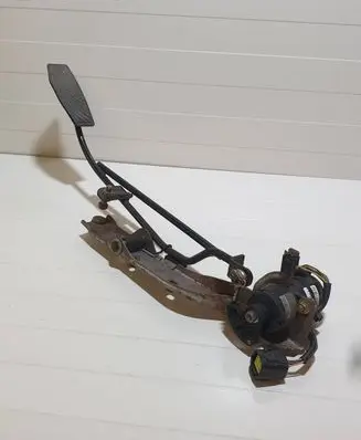 KIA Carens I Accelerator throttle pedal 0281002470 3519027000 288305474