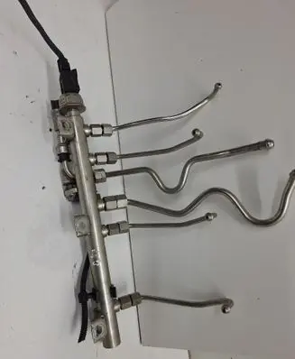BMW 3 E90 E91 Fuel distributor 7537319