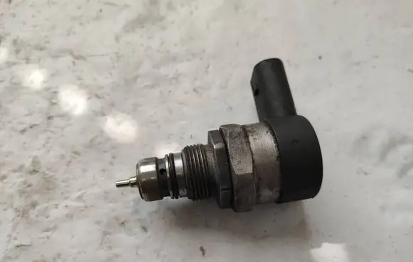 Mercedes-Benz Vito Viano W638 Fuel pressure regulator A6420780149 25266684 0281002794