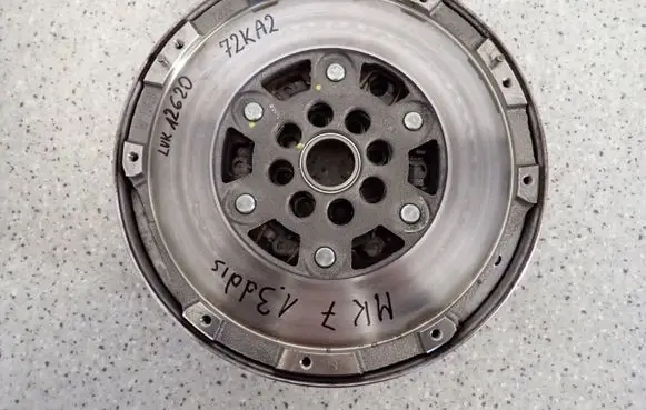 Suzuki Swift II Dual mass flywheel LUK1262072KA2