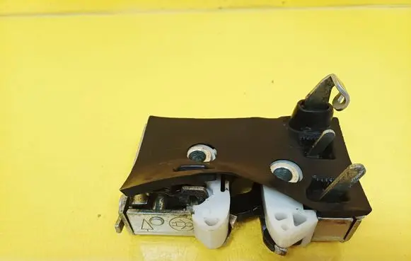 Audi 80 90 B3 Rear door lock 893839016A