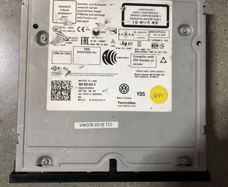 Volkswagen Tiguan Radio/CD/DVD/GPS head unit 3Q0035842B
