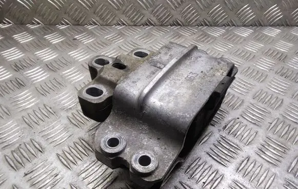 Volkswagen PASSAT B6 Engine mount bracket 3C0199555