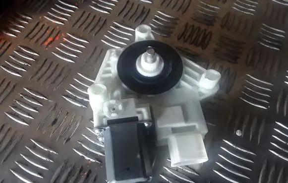 BMW 5 G30 G31 Front door window regulator motor 7455081