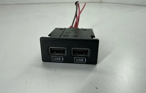 Dodge Charger USB socket connector 68253158AA 68253158AB