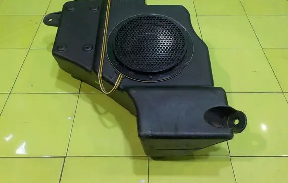 Dodge Caliber Sound amplifier 04672329AC 04672329