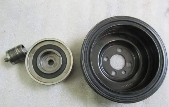 Volkswagen PASSAT B6 Crankshaft pulley 038105245M