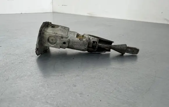 Volkswagen Touareg II Front door lock (next to the handle) 