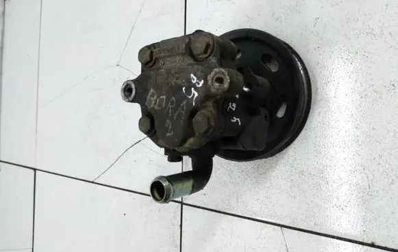 Volkswagen PASSAT B5 Power steering pump 028145255F