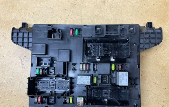 Opel Zafira C Fuse module 20957185 365927271