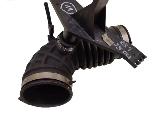 Nissan Pathfinder R51 Turbo air intake inlet pipe/hose 2100543