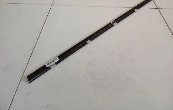 Nissan Qashqai Front door glass trim molding 