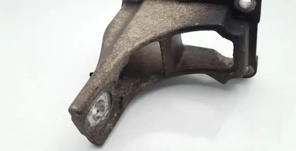 Engine mounting bracket
