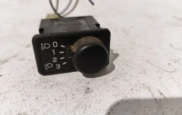 Nissan Almera N16 Headlight level height control switch 37024A