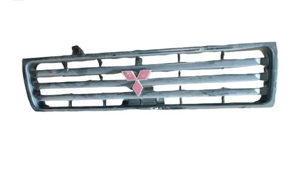 Mitsubishi Pajero Front bumper upper radiator grill