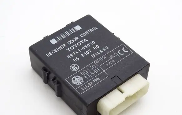 Toyota Avensis T220 Door control unit/module 8974105010