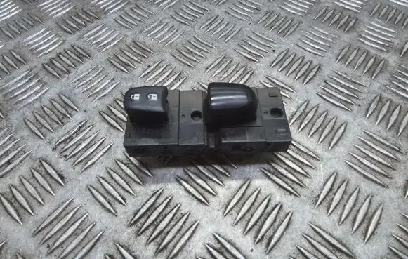 Nissan Qashqai Electric window control switch