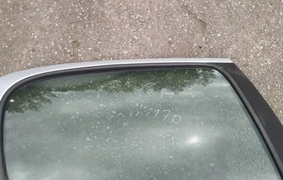 Peugeot 206 Rear door window glass as2