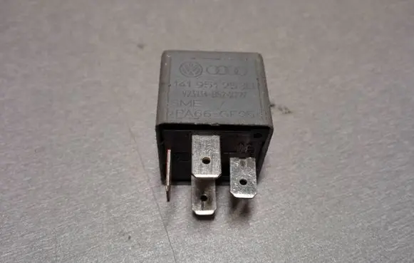 Volkswagen PASSAT B5 Other relay 141951253B