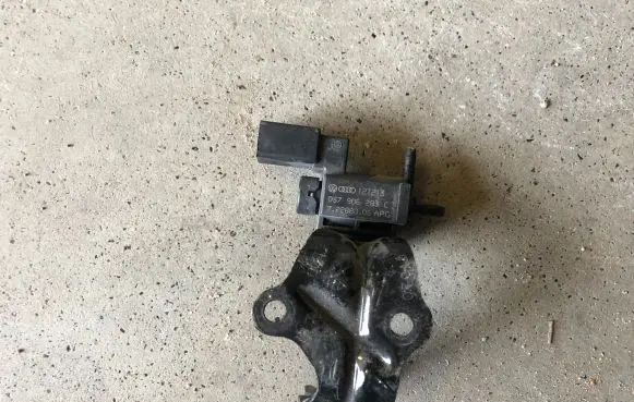 Audi A4 S4 B8 8K Turbo solenoid valve 037906283C 037906283