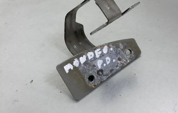 Ford Mondeo MK V Fender mounting bracket DG93F16A090AA