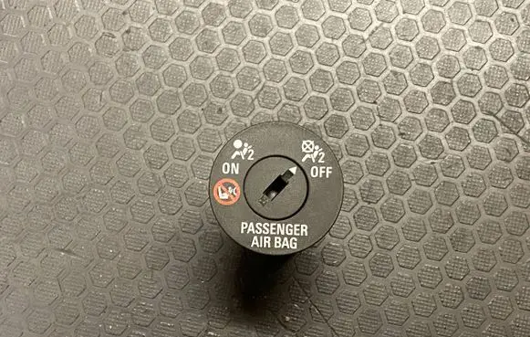 Opel Insignia A Passenger airbag on/off switch 13577258