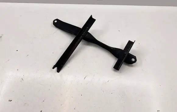 Toyota Hilux (AN10, AN20, AN30) Battery tray