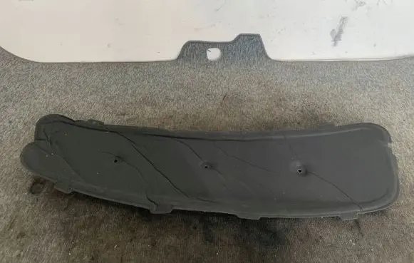 Engine bonnet/hood sound/heat insulation
