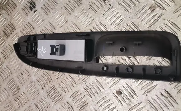 Volkswagen PASSAT B6 Front door window switch trim 3c1867171b