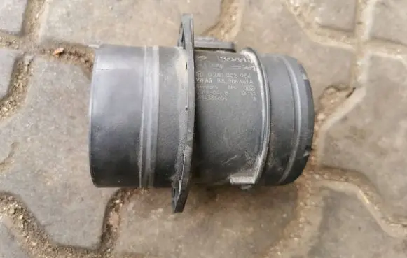 Volkswagen Touran I Mass air flow meter 03L906461A 384386654 0281002956