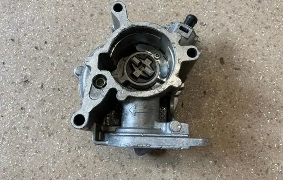 Audi Q3 8U Vacuum pump 06J145100B