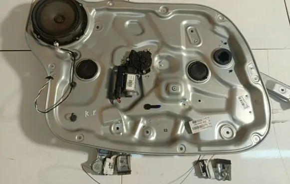 KIA Ceed Front door electric window regulator 824701H020