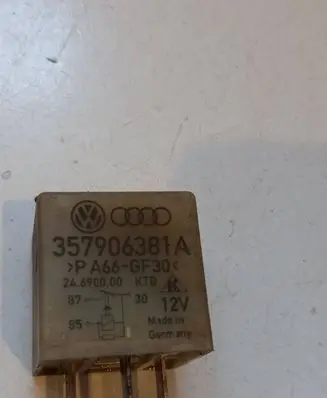 Volkswagen PASSAT B4 Other relay 357906381A PA66GF30