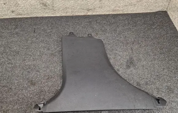 Mercedes-Benz C W205 (B) pillar trim (bottom)